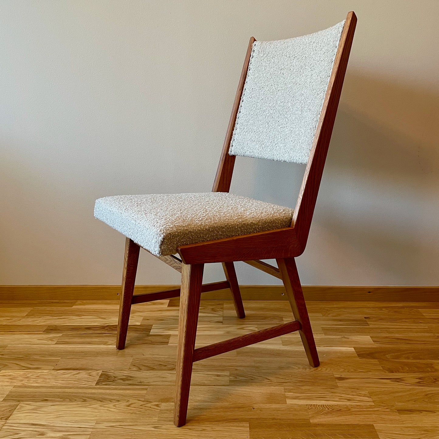 Fyra stolar i betsad ek och ljusbeige klädsel