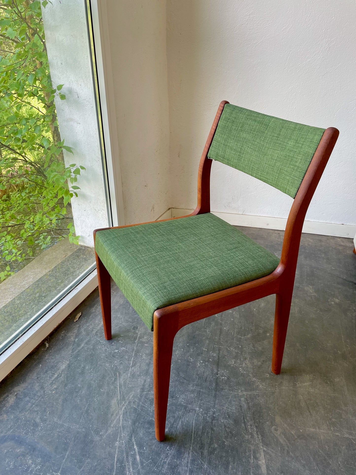 Retrostol i teak med grön klädsel
