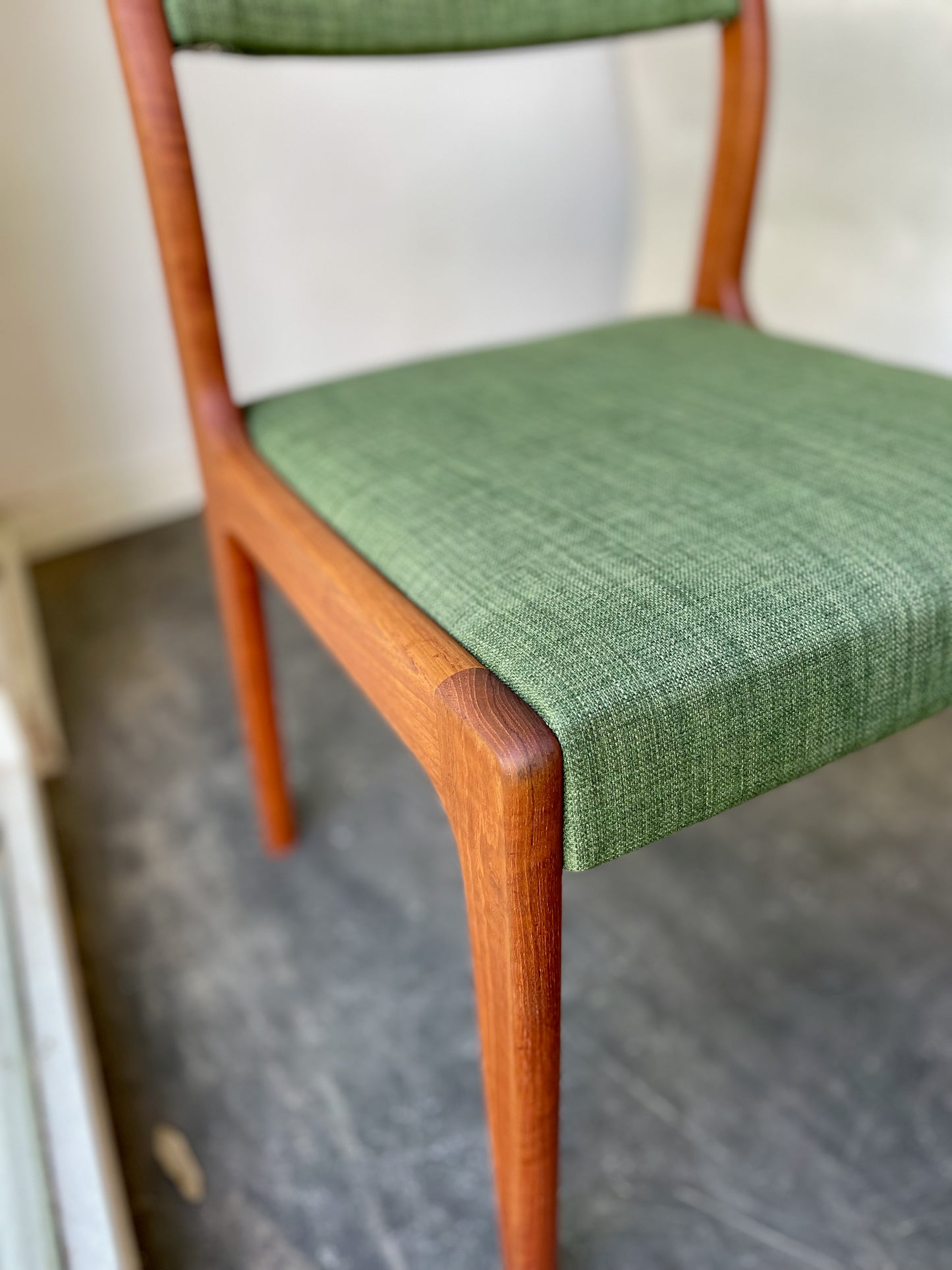 Retrostol i teak med grön klädsel
