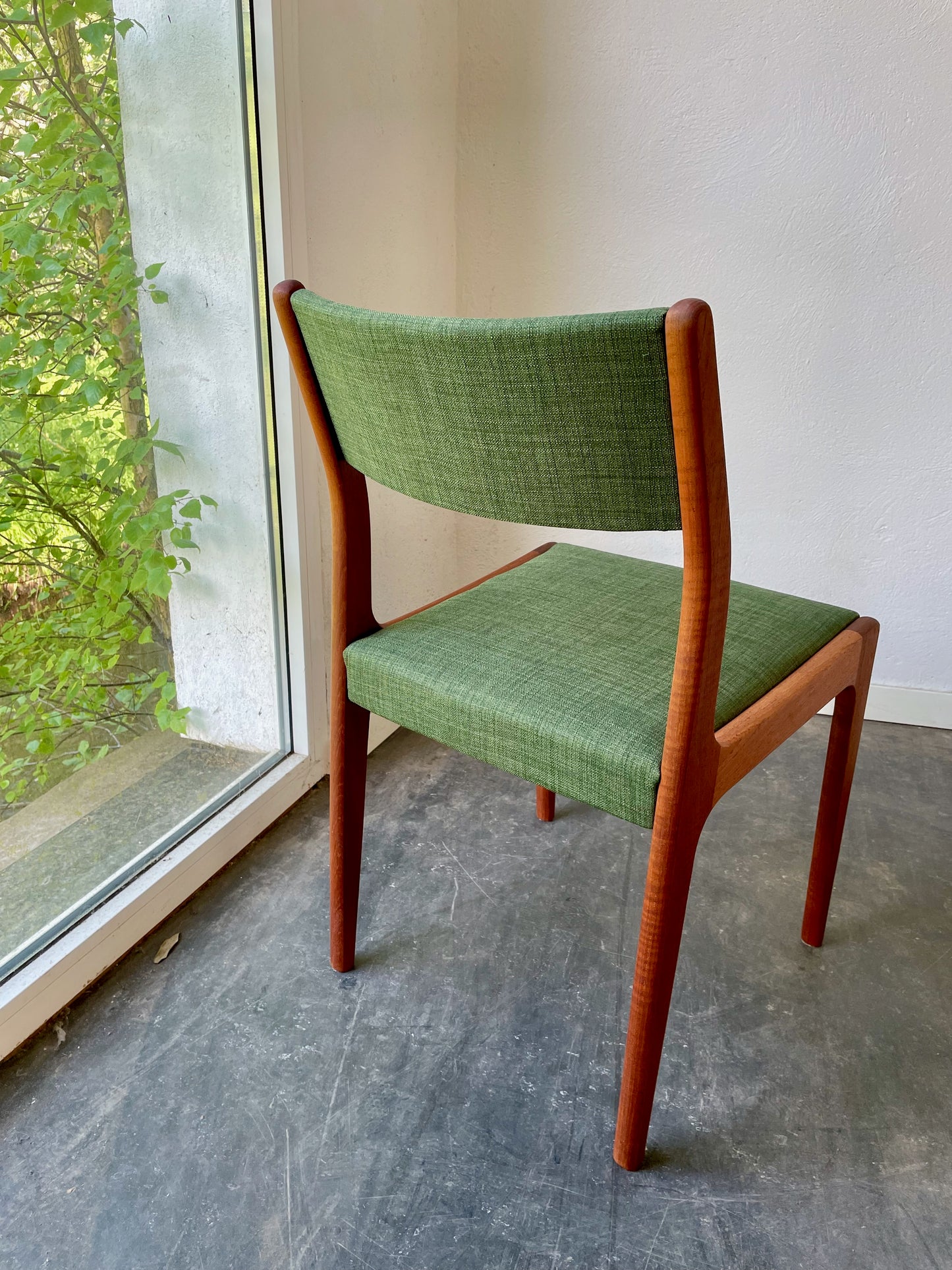 Retrostol i teak med grön klädsel