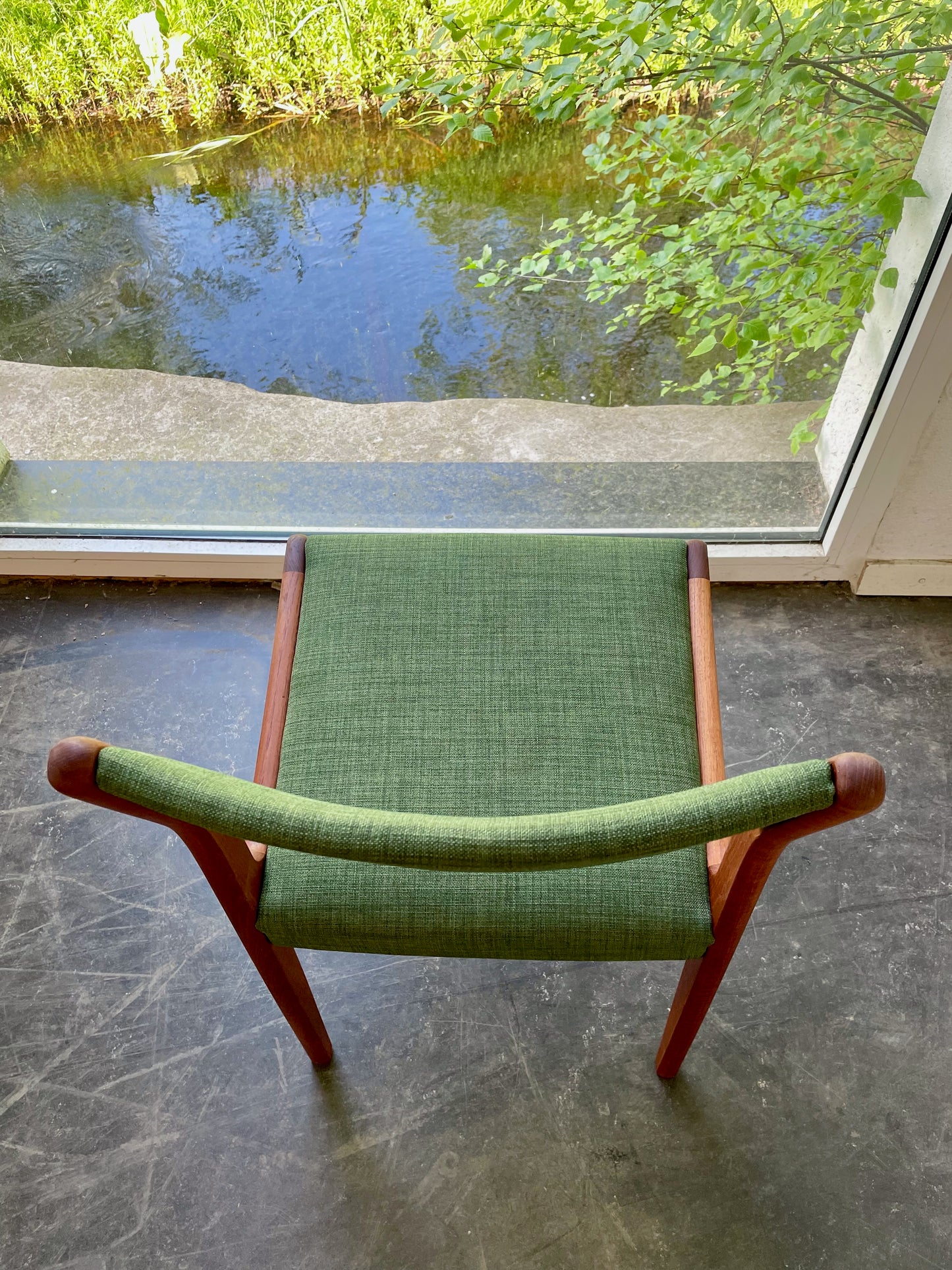 Retrostol i teak med grön klädsel