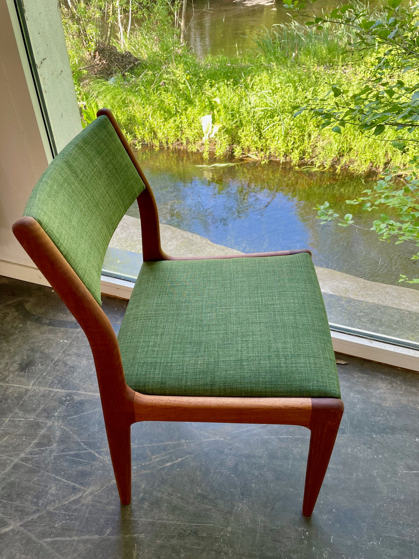 Retrostol i teak med grön klädsel