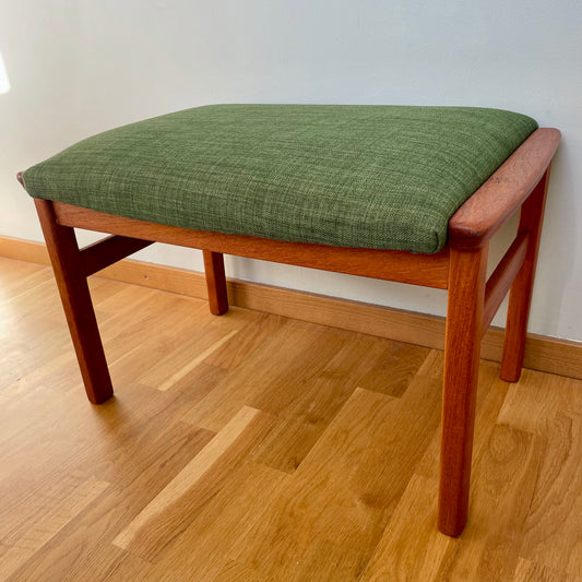 Grönklädd pall i teak