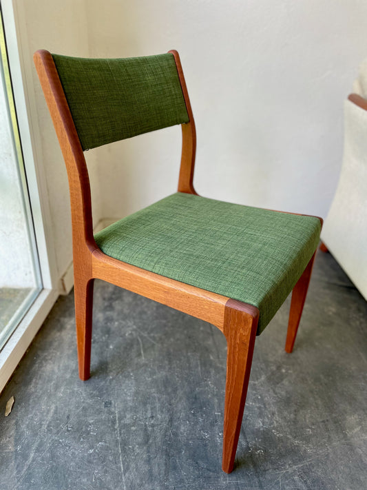 Retrostol i teak med grön klädsel
